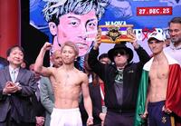 　前日計量を終えて対面した井上尚弥（左）とアラン・ピカソ