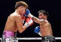 　４回、溝越斗夢（左）を攻めるカシメロ