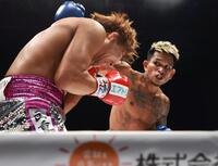 　１回、溝越斗夢（左）を攻めるカシメロ