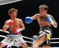 　４回、溝越斗夢（左）を攻めるカシメロ