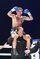 　溝越斗夢に勝利し、喜ぶカシメロ