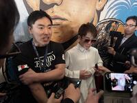 　会見で涙を流す寺地拳四朗