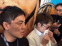 　涙を拭う寺地拳四朗（右）と状況を説明する加藤健太トレーナー（左）