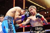 　スーパーフェザー級８回戦でメキシコ選手を攻める堤麗斗（右）＝ゲッティ＝共同