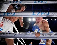 　１０回、フェリックス・アルバラード（右）を攻める矢吹正道