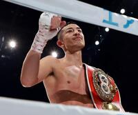 　チャンピオンベルトを手にする矢吹正道