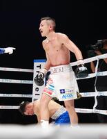 　１２回、フェリックス・アルバラード（左）のダウンを奪う矢吹正道