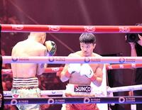 　サウジアラビアでスーパーバンタム級での初陣に臨んだ中谷潤人（右）