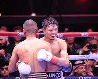 　スーパーバンタム級での初戦でエルナンデス（手前）に苦戦しながらも判定勝ちした中谷潤人