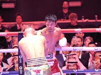 　スーパーバンタム級での初戦でエルナンデス（手前）に苦戦しながらも判定勝ちした中谷潤人