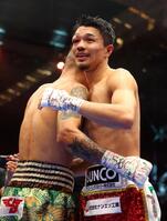 　セバスチャン・エルナンデス（左）に判定勝ちした中谷潤人（ゲッティ＝共同）