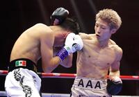 　ボクシングの世界スーパーバンタム級４団体王座防衛戦で、アラン・ピカソ（左）と対戦する井上尚弥（ゲッティ＝共同）