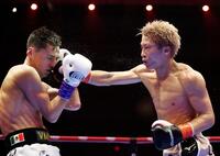 　アラン・ピカソ（左）を攻める井上尚弥（ゲッティ＝共同）