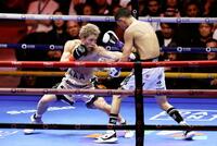 　アラン・ピカソ（右）を攻める井上尚弥（ロイター＝共同）