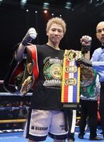 　ボクシングの世界スーパーバンタム級４団体王座防衛戦で判定勝ちし、ベルトを抱える井上尚弥。史上最多の世界戦27連勝を達成した（ゲッティ＝共同）