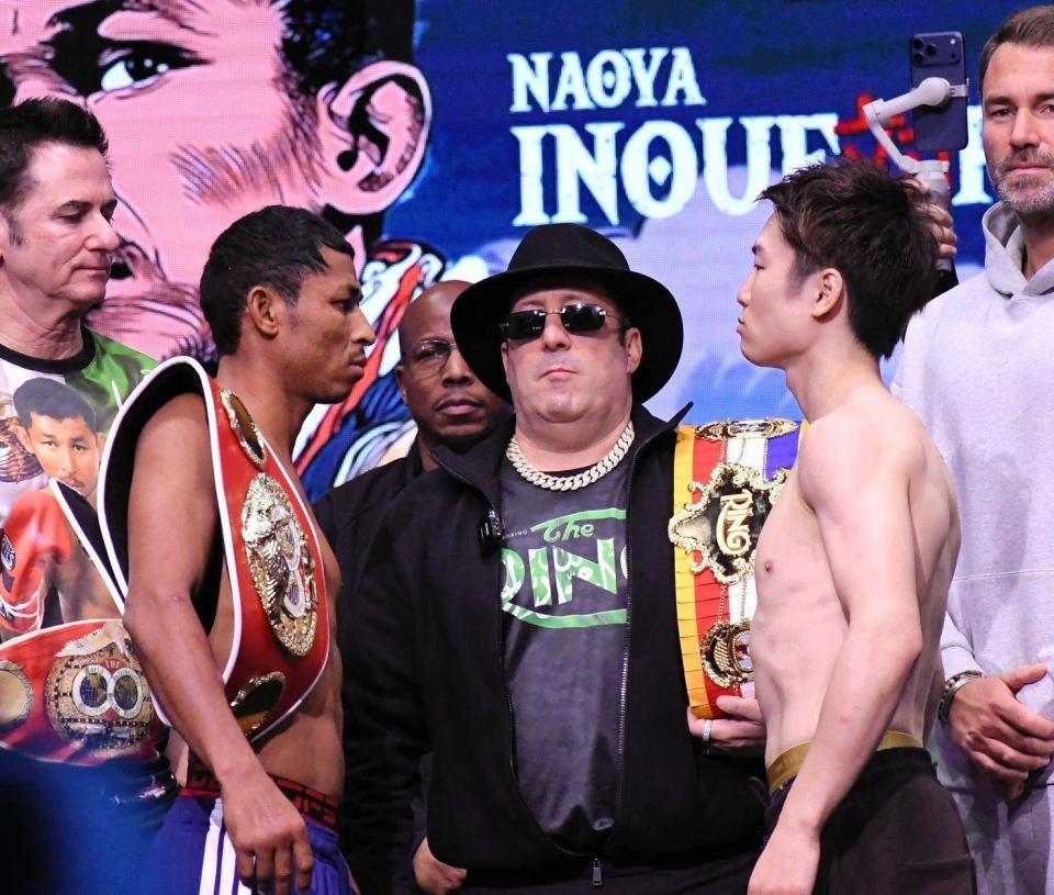 　２６日の公開計量で向かい合ったウィリバルド・ガルシア（左）と寺地拳四朗