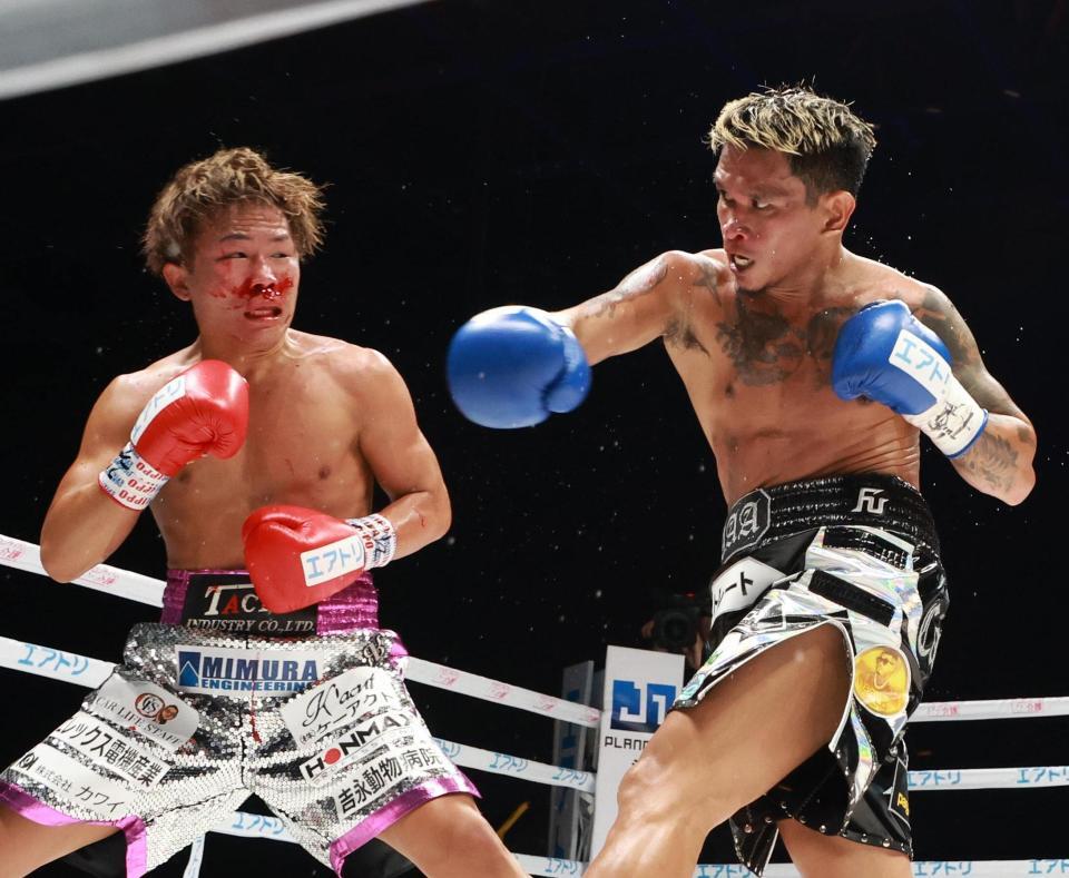 　４回、溝越斗夢（左）を攻めるカシメロ