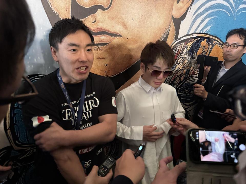 　会見で涙を流す寺地拳四朗