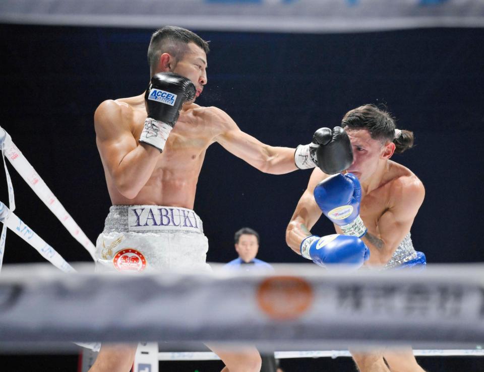 　２回、フェリックス・アルバラード（右）を攻める矢吹正道