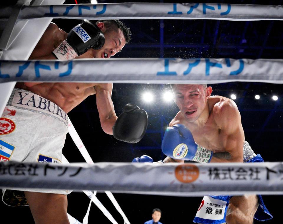 　１０回、フェリックス・アルバラード（右）を攻める矢吹正道