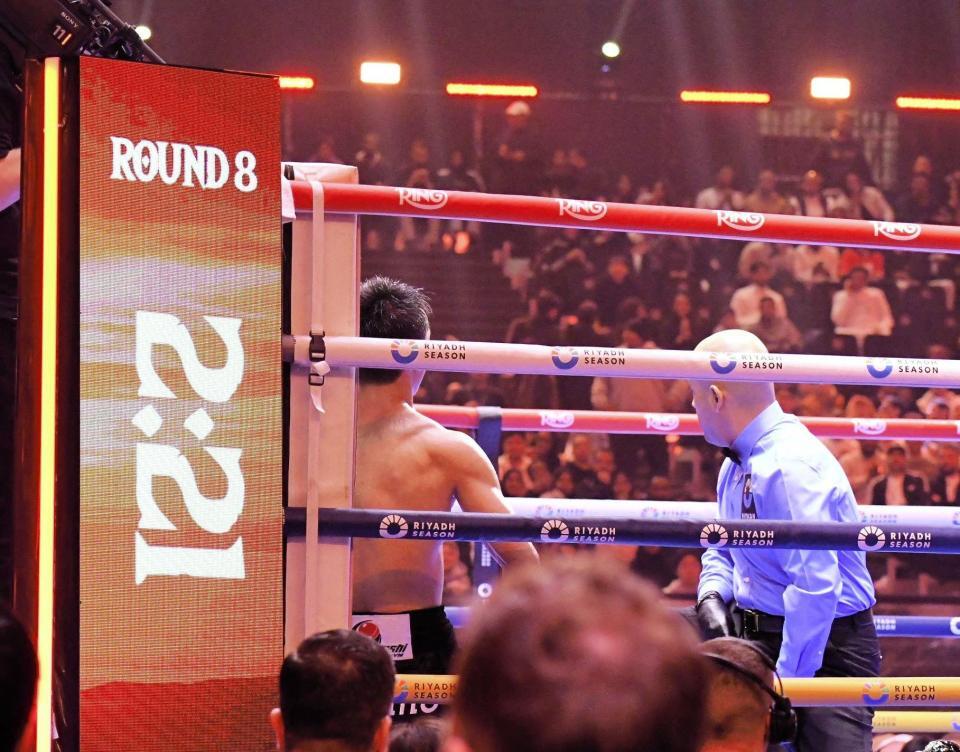 　８回にはダウンを喫し、僅差判定でプロ初黒星を喫した今永虎雅（左）