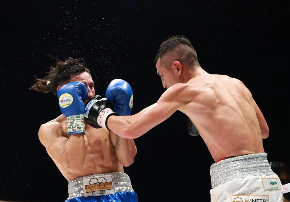 　７回、フェリックス・アルバラード（左）を攻める矢吹正道