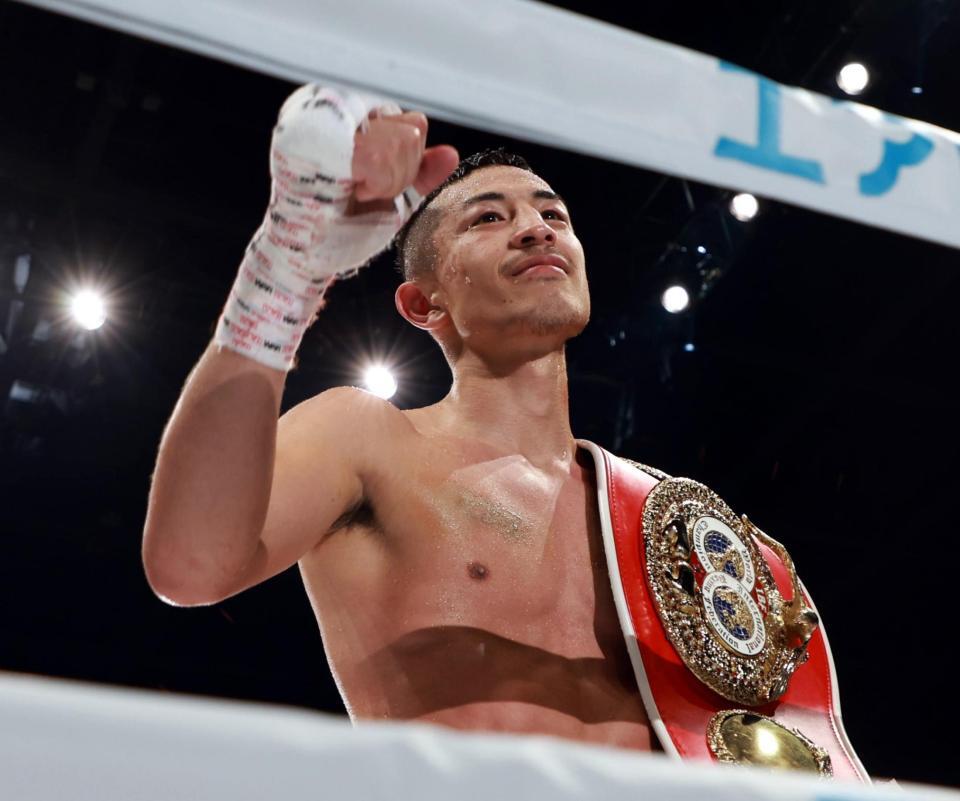 　チャンピオンベルトを手にする矢吹正道