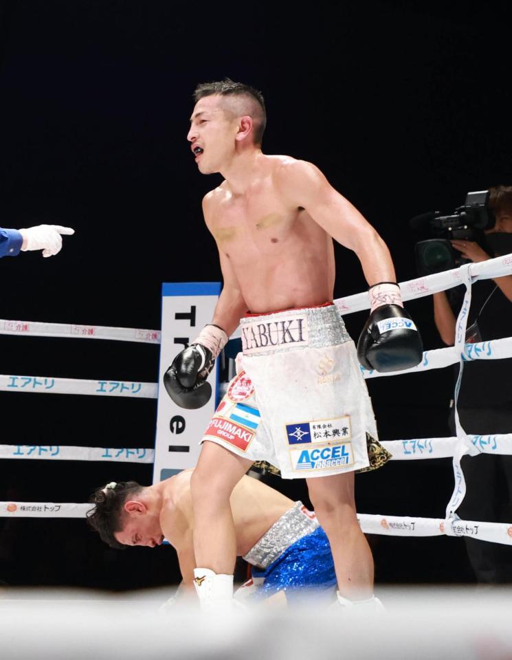 　１２回、フェリックス・アルバラード（左）のダウンを奪う矢吹正道