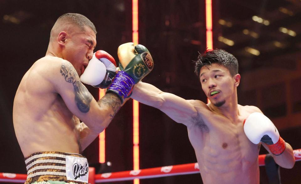 　セバスチャン・エルナンデスを攻める中谷潤人（ゲッティ＝共同）