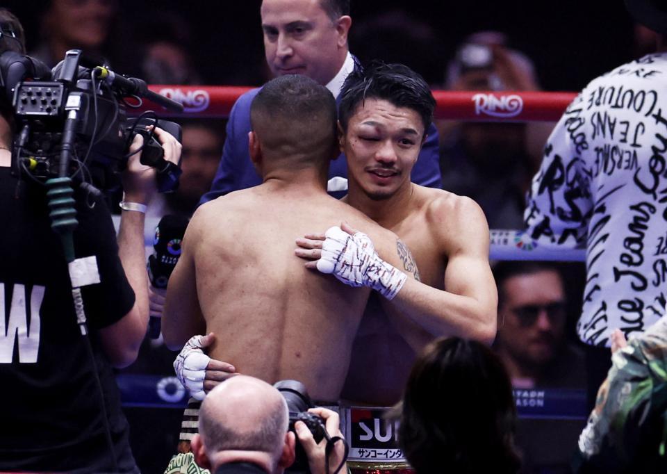 　エルナンデス（手前）に苦戦しながらも判定勝ちした中谷潤人（写真提供：ロイター／アフロ）