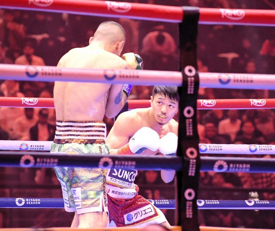 　サウジアラビアでスーパーバンタム級での初陣に臨んだ中谷潤人（右）