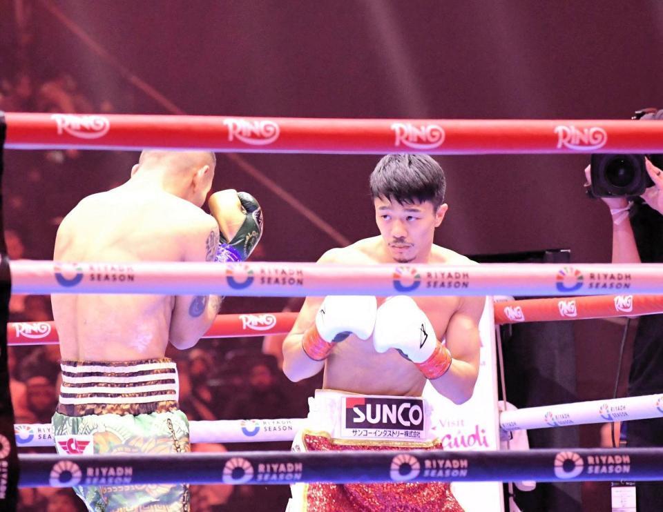 　サウジアラビアでスーパーバンタム級での初陣に臨んだ中谷潤人（右）