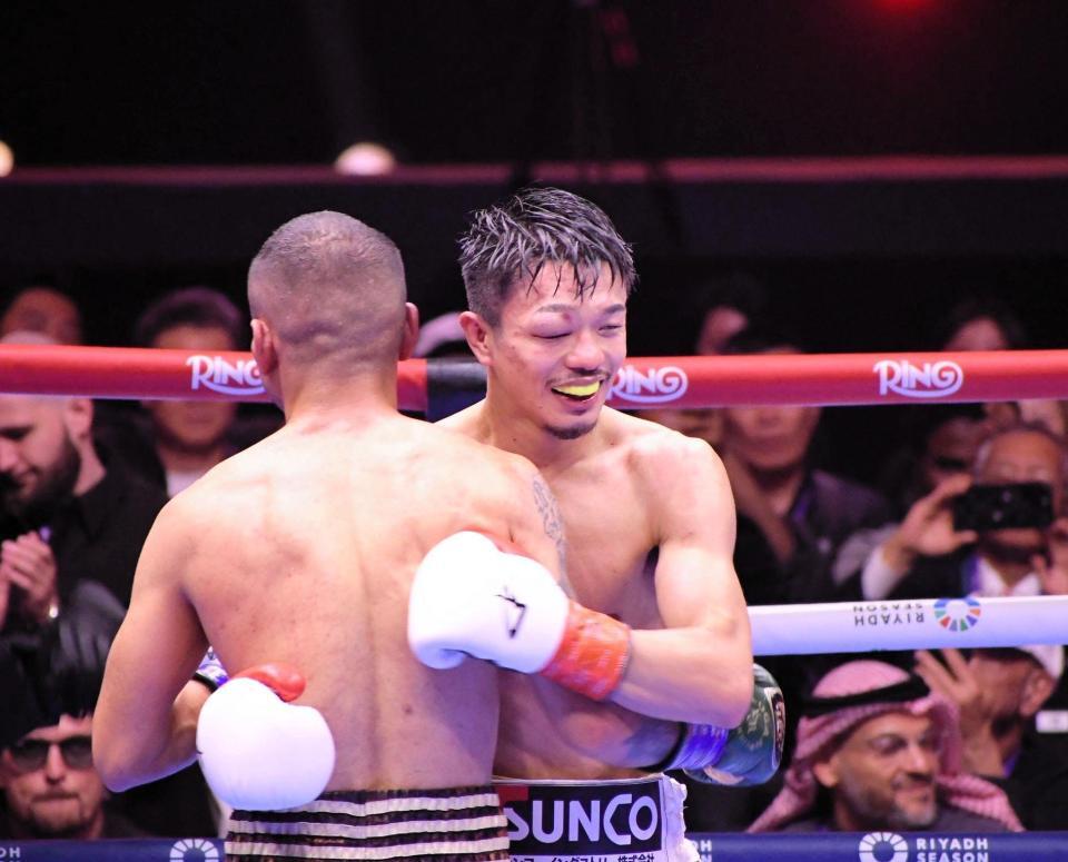 　スーパーバンタム級での初戦でエルナンデス（手前）に苦戦しながらも判定勝ちした中谷潤人