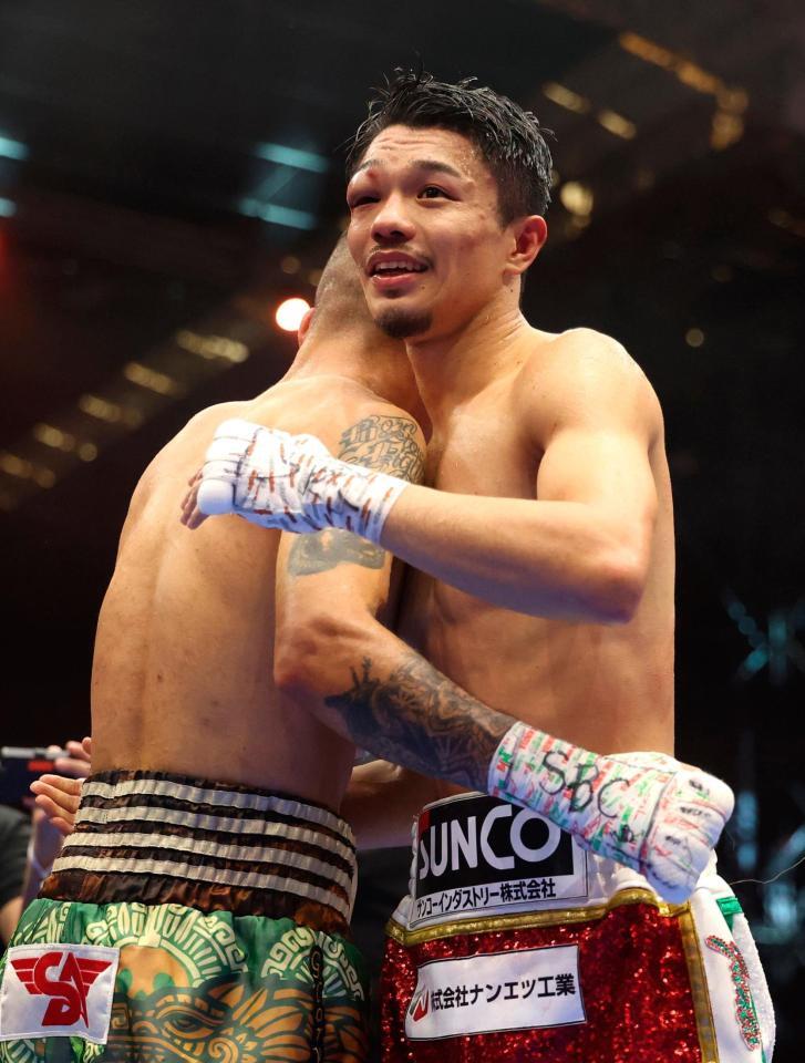 　セバスチャン・エルナンデス（左）に判定勝ちした中谷潤人（ゲッティ＝共同）