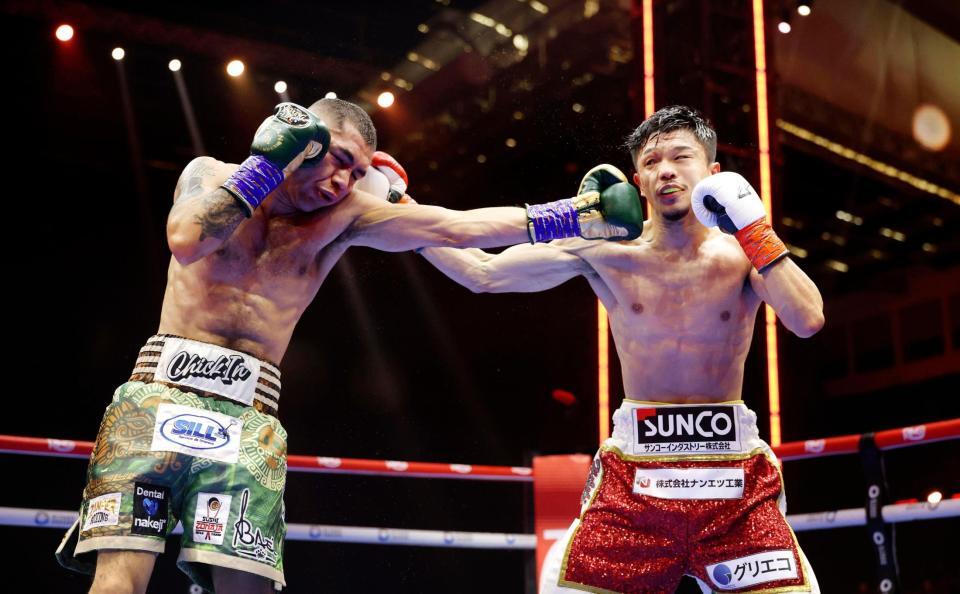 　セバスチャン・エルナンデス（左）と対戦した中谷潤人（ゲッティ＝共同）