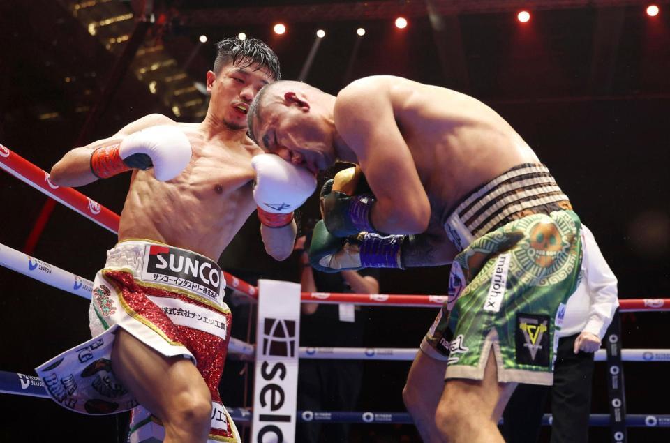 　セバスチャン・エルナンデス（右）を攻める中谷潤人（ゲッティ＝共同）