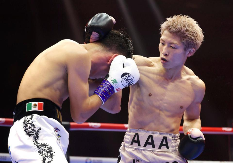 　ボクシングの世界スーパーバンタム級４団体王座防衛戦で、アラン・ピカソ（左）と対戦する井上尚弥（ゲッティ＝共同）
