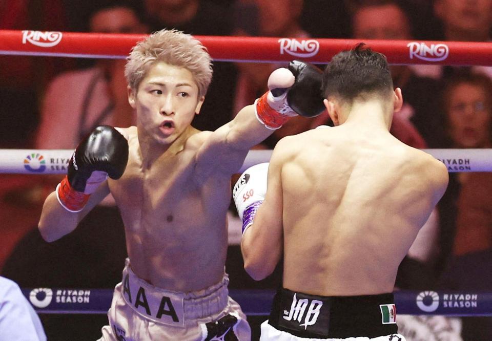 　アラン・ピカソ（右）と対戦する井上尚弥（ロイター＝共同）