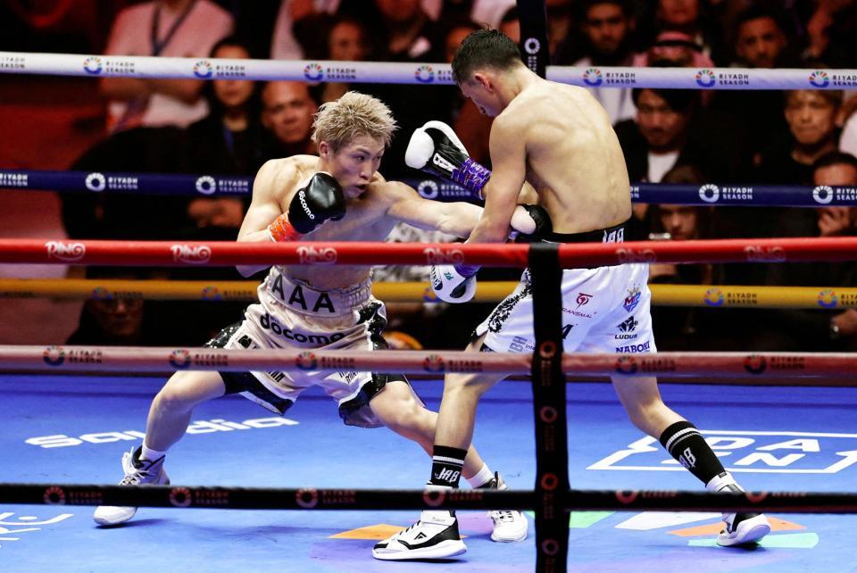 　アラン・ピカソ（右）を攻める井上尚弥（ロイター＝共同）