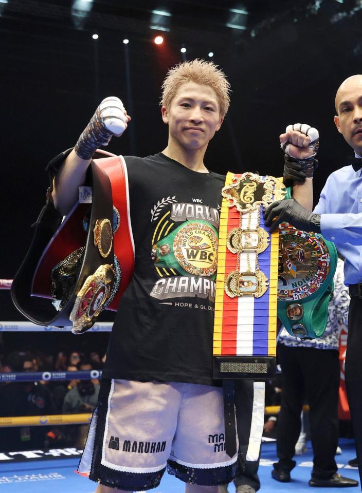 　ボクシングの世界スーパーバンタム級４団体王座防衛戦で判定勝ちし、ベルトを抱える井上尚弥。史上最多の世界戦27連勝を達成した（ゲッティ＝共同）