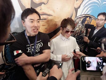 　会見で涙を流す寺地拳四朗　