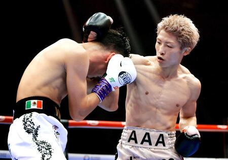 　世界スーパーバンタム級４団体王座防衛戦で、アラン・ピカソ（左）と対戦する井上尚弥（ゲッティ＝共同）