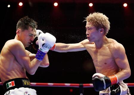 　アラン・ピカソ（左）を攻める井上尚弥（ゲッティ＝共同）