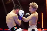 　アラン・ピカソ（左）を攻める井上尚弥（ゲッティ＝共同）