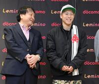 　来年５月に噂されている試合について質問され、笑顔を見せる井上尚弥（右）と大橋秀行会長（撮影・伊藤笙子）