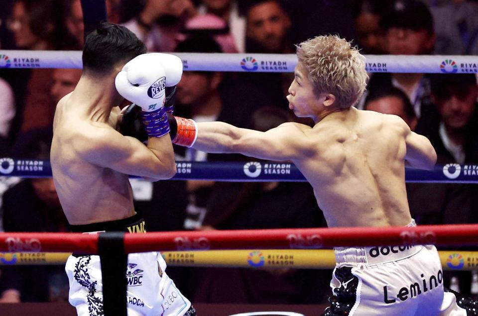 　アラン・ピカソ（左）を攻める井上尚弥（ロイター＝共同）