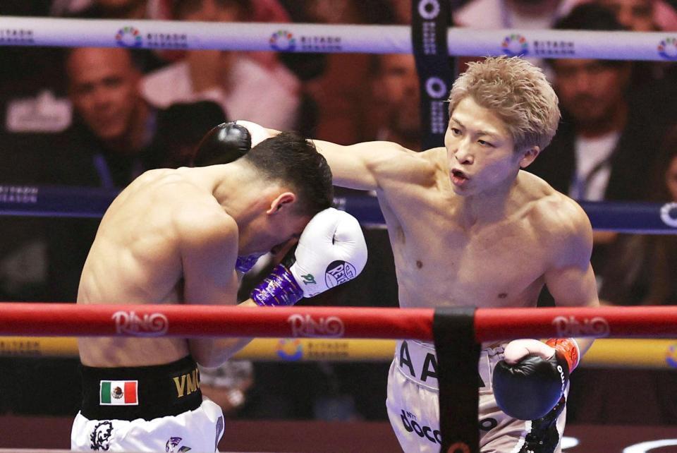 　ボクシングの世界スーパーバンタム級４団体王座防衛戦でアラン・ピカソ（左）を攻める井上尚弥。判定勝ちし史上最多の世界戦27連勝を達成した（ロイター＝共同）