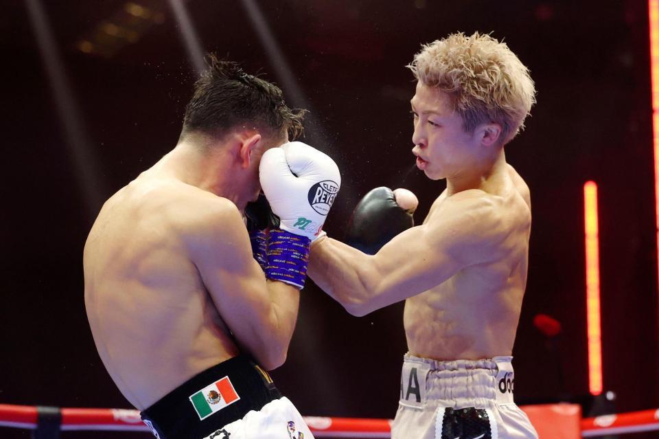 　アラン・ピカソ（左）を攻める井上尚弥（ゲッティ＝共同）