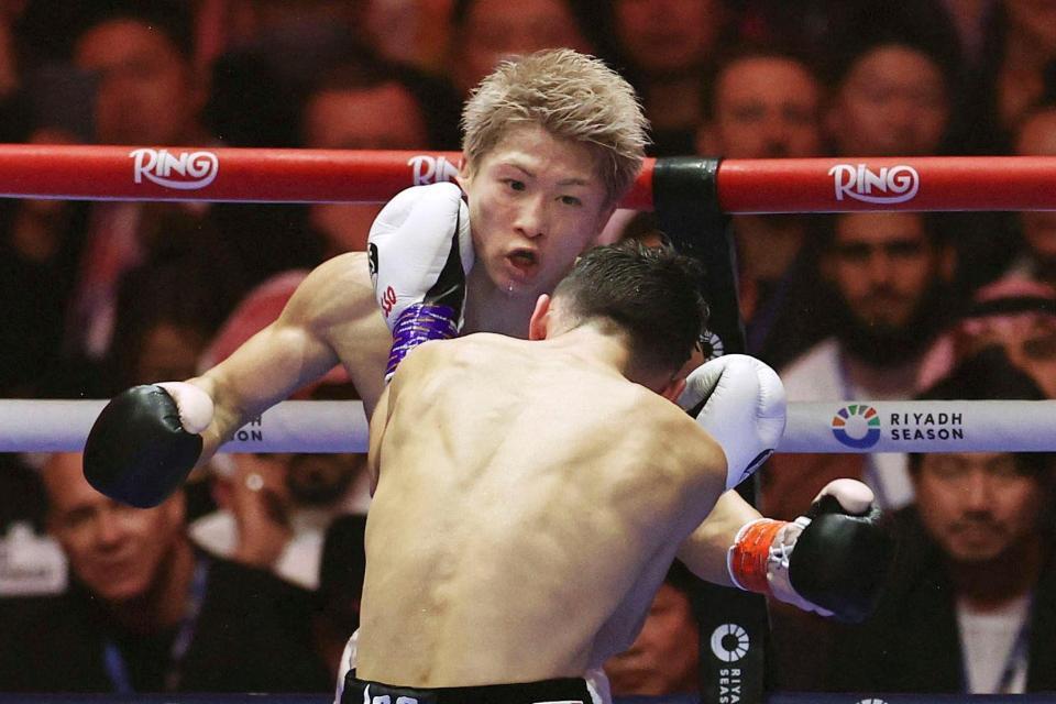 　アラン・ピカソ（手前）と対戦する井上尚弥（ロイター＝共同）