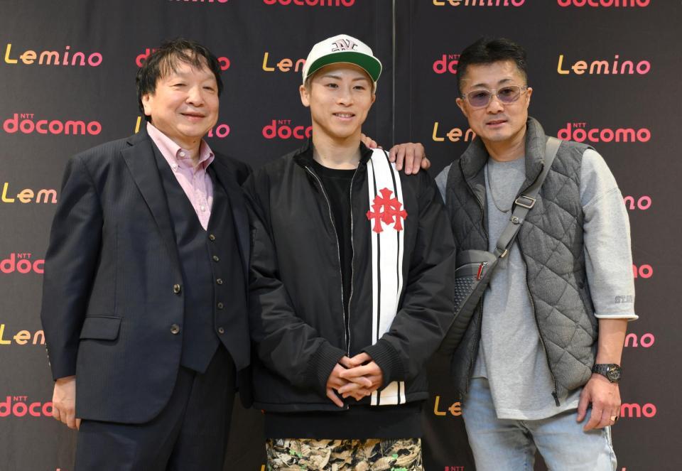 　激闘から一夜明け、ドバイから帰国した（左から）大橋秀行会長、井上尚弥、井上真吾トレーナー（撮影・伊藤笙子）